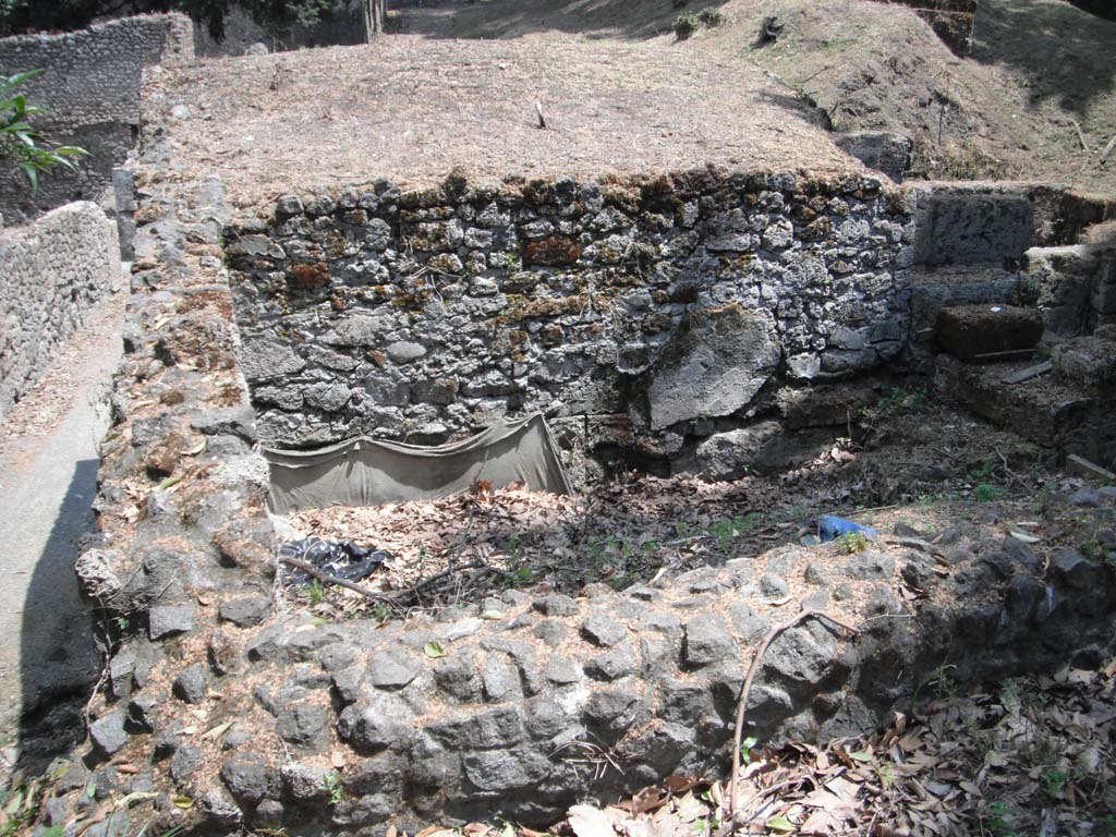 Porta Stabia, Pompeii. May 2011. Looking east along upper west side of gate at north end. Photo courtesy of Ivo van der Graaff.