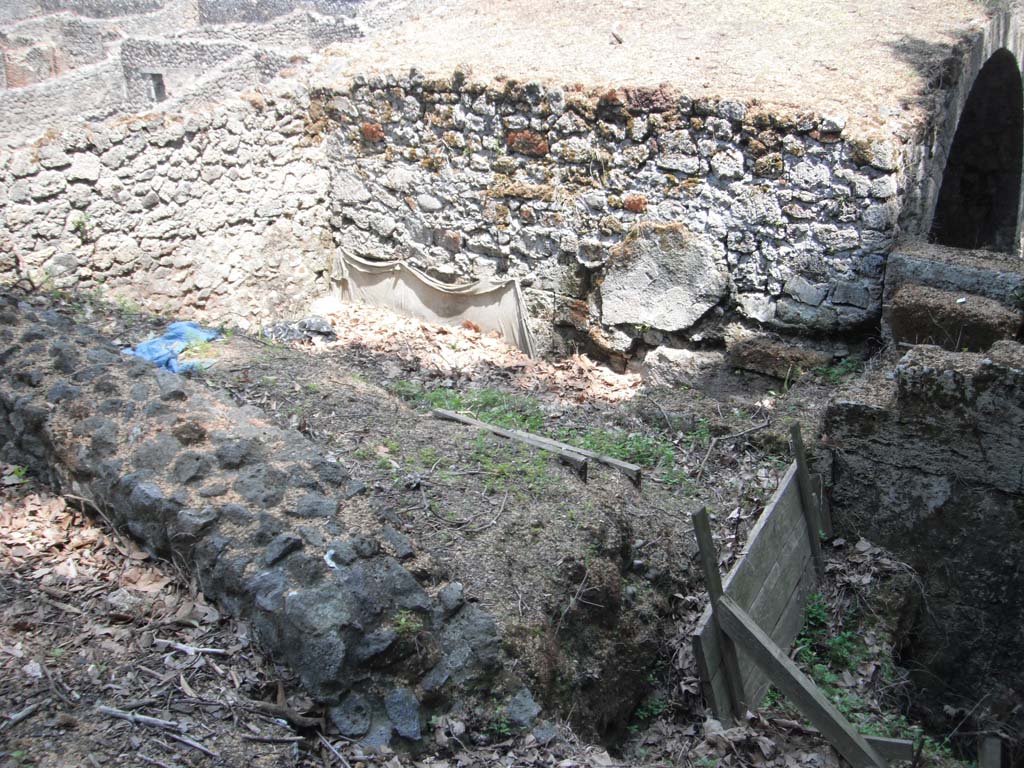 Porta Stabia, Pompeii. May 2011. Looking north-east on upper west side of gate at north end. Photo courtesy of Ivo van der Graaff.