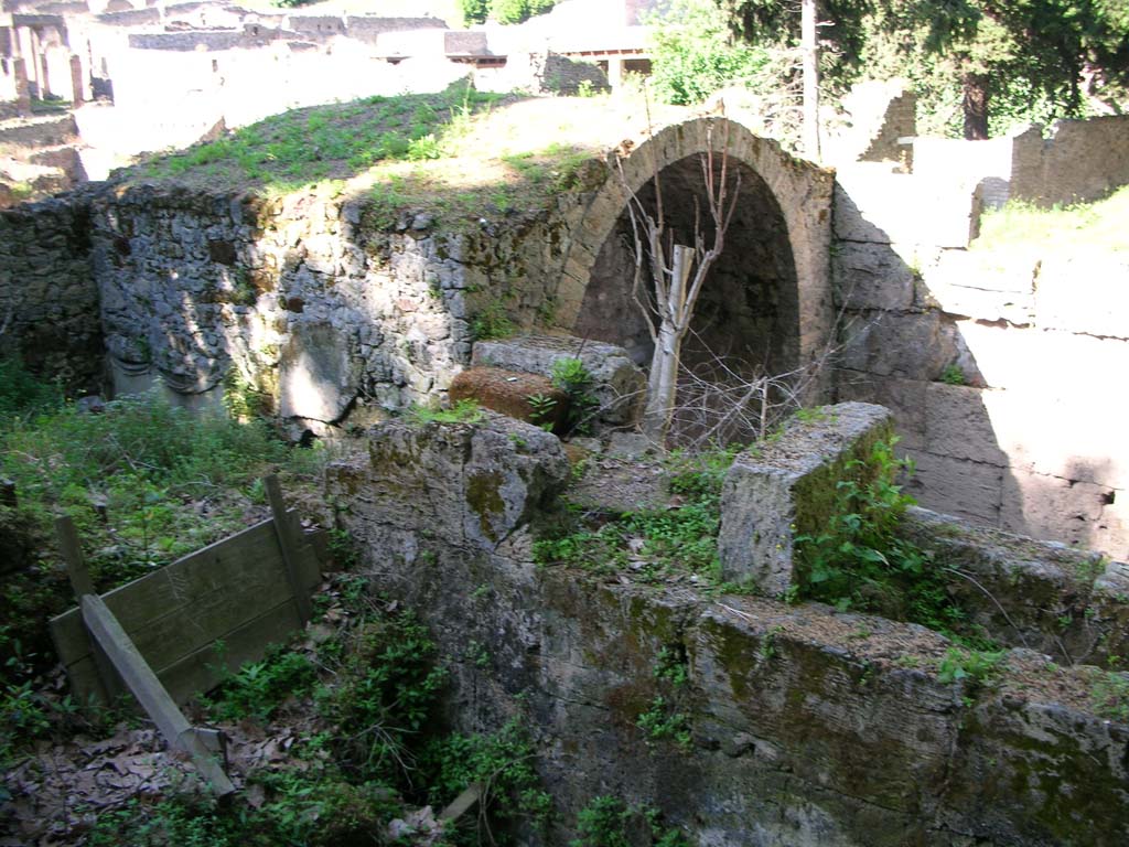 Porta Stabia, Pompeii. May 2010. Upper west side, looking north-east, continuation from above. Photo courtesy of Ivo van der Graaff.