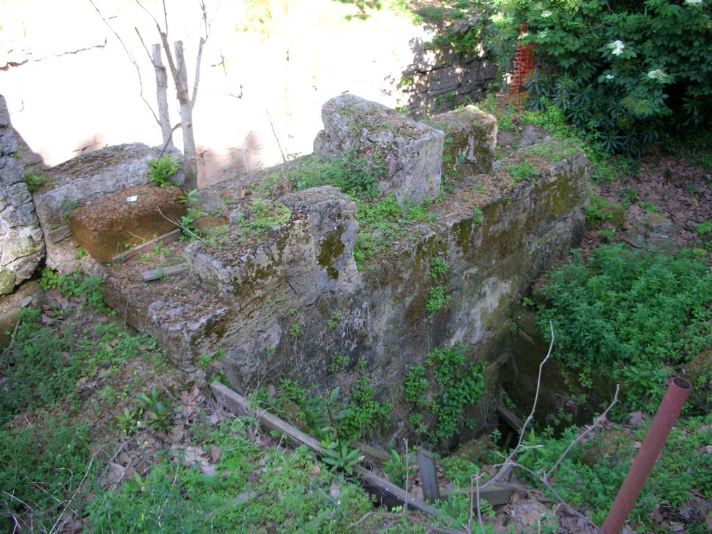 Porta Stabia, Pompeii. May 2010. Upper west side, looking south-east, continuation from above. Photo courtesy of Ivo van der Graaff.