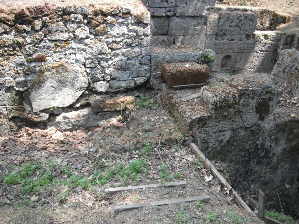 Porta Stabia, Pompeii. May 2011. Upper west side of gate, looking east, detail from above photo. Photo courtesy of Ivo van der Graaff.