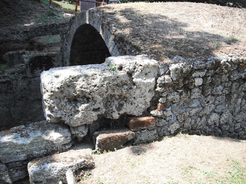 Porta Stabia, Pompeii. May 2011. Upper exterior east side. Photo courtesy of Ivo van der Graaff.

