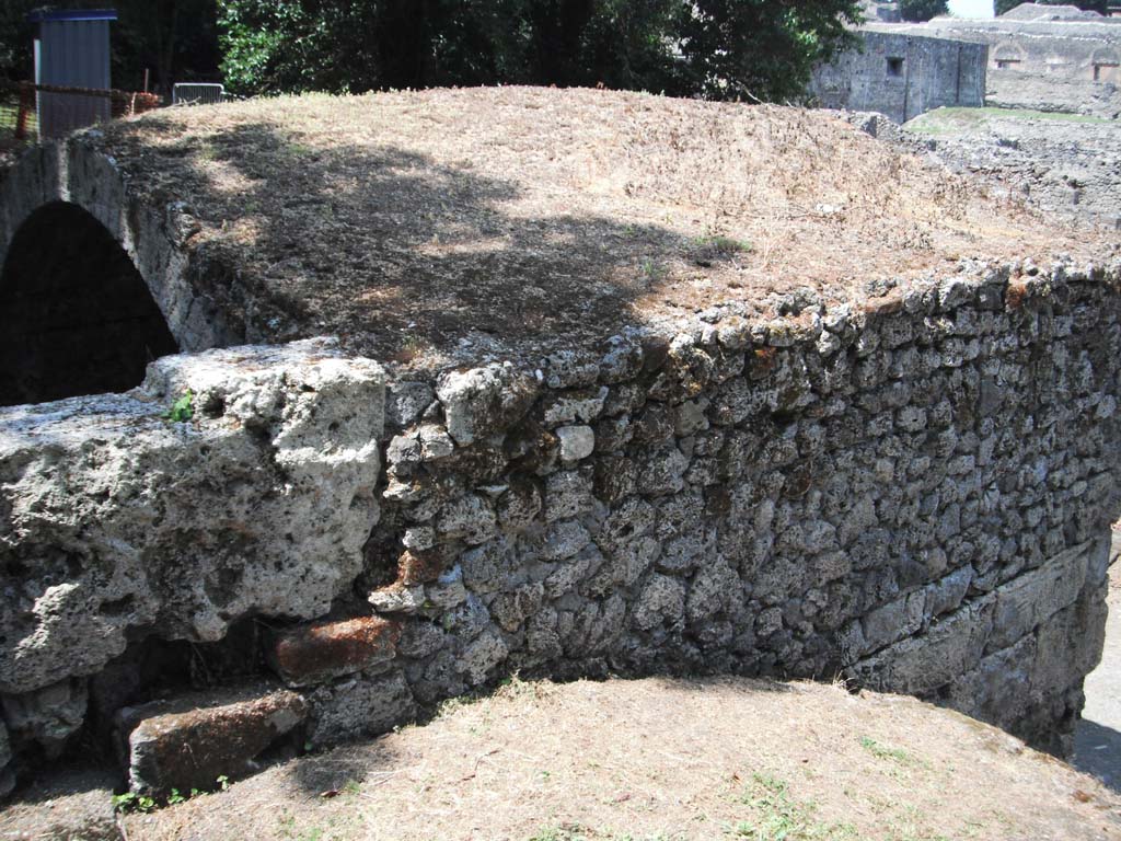 Porta Stabia, Pompeii. May 2011. Upper exterior east side of vault. Photo courtesy of Ivo van der Graaff.