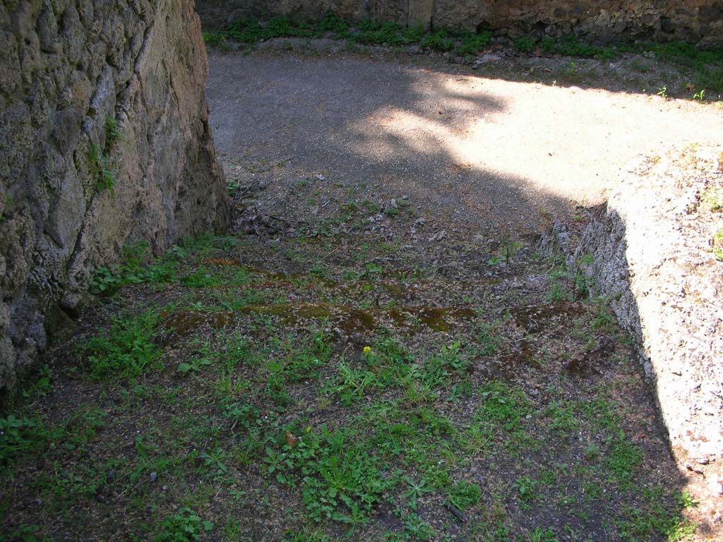 Porta Stabia, Pompeii. May 2010. Upper east side, looking north down area of steps. Photo courtesy of Ivo van der Graaff.

