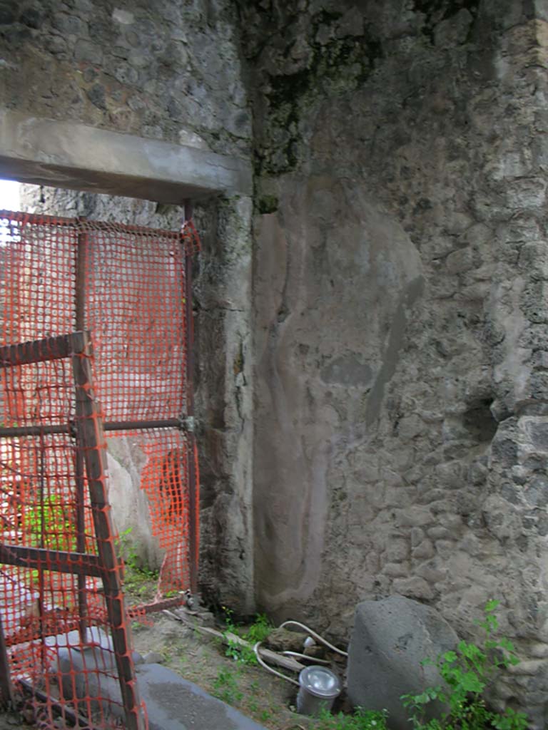 Porta Stabia, Pompeii. May 2010. 
Looking north-east to east wall under vault at north end of gate. Photo courtesy of Ivo van der Graaff.
