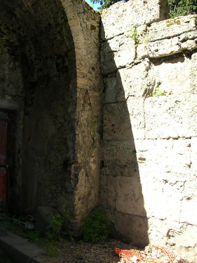 Porta Stabia, Pompeii. May 2010. East wall at north end. Photo courtesy of Ivo van der Graaff.