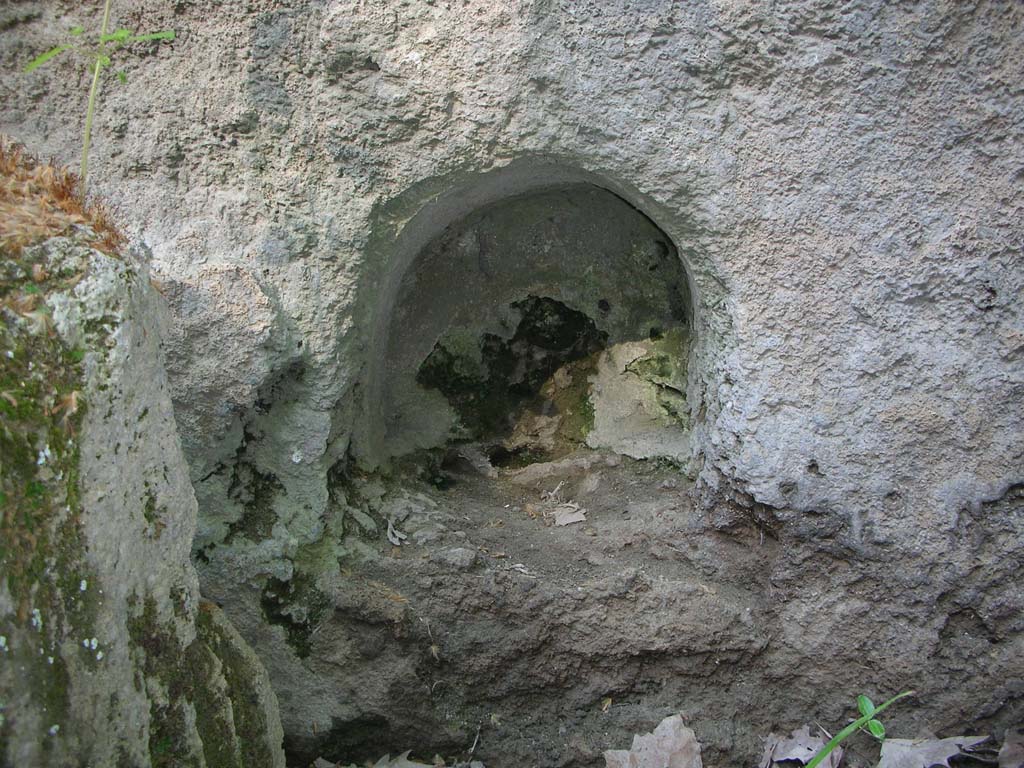 Porta Stabia, Pompeii. May 2010. Lower niche. Photo courtesy of Ivo van der Graaff.