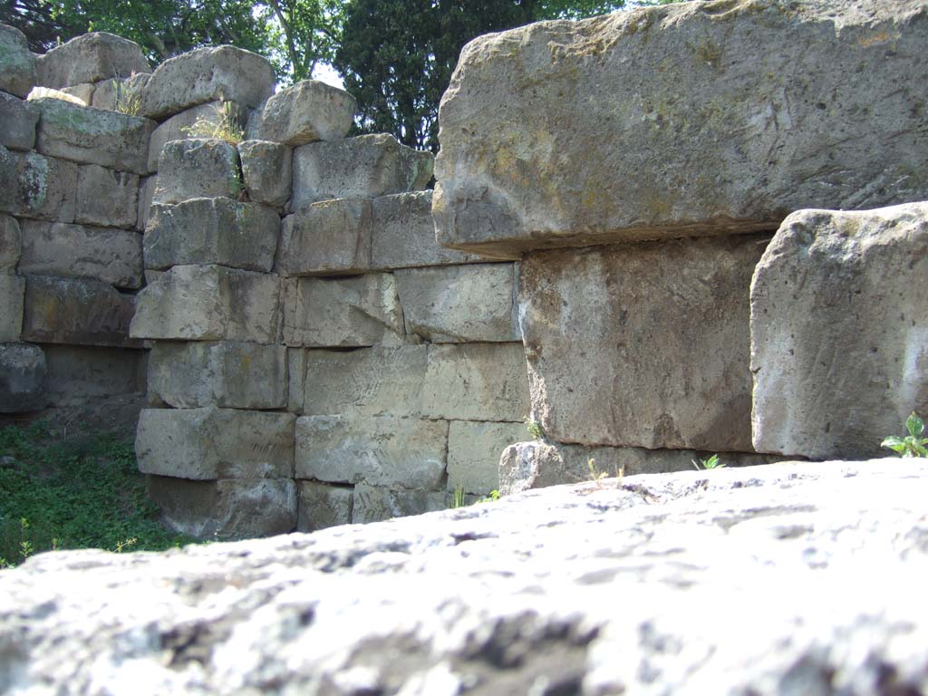 Vesuvian Gate Pompeii. May 2006. Looking towards north inside wall of walled area at north-west corner of gate.