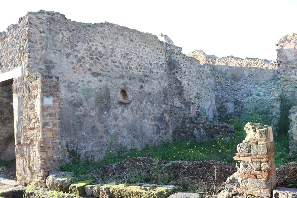 VII.6.33, Pompeii. December 2018. Looking north-west towards shop entrance. Photo courtesy of Aude Durand.

