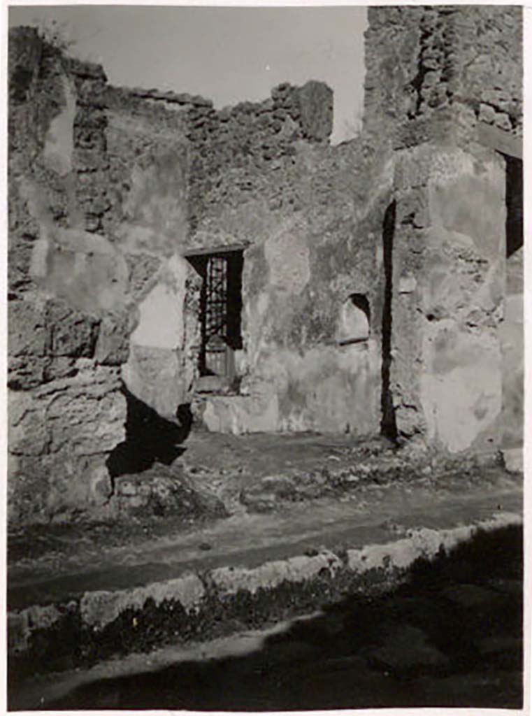 IX.1.25 Pompeii. Pre-1943. 
Entrance doorway on north side of Via dell’Abbondanza, looking towards east wall. Photo by Tatiana Warscher.
See Warscher, T. Codex Topographicus Pompeianus, IX.1. (1943), Swedish Institute, Rome. (no.142), p. 246.

