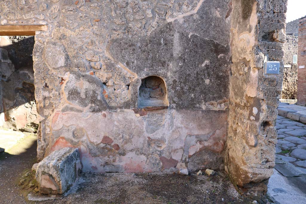 IX.1.25 Pompeii. December 2018. Looking towards east wall with niche. Photo courtesy of Aude Durand.
According to Boyce – In the east wall is an arched niche (h.048, w.0.45, d.0.20, h. above floor 1,0), “la nicchia dei Penati”, according to Fiorelli.
See Boyce G. K., 1937. Corpus of the Lararia of Pompeii. Rome: MAAR 14. (p.80, no.387).
See Pappalardo, U., 2001. La Descrizione di Pompei per Giuseppe Fiorelli (1875). Napoli: Massa Editore. (p.140)
