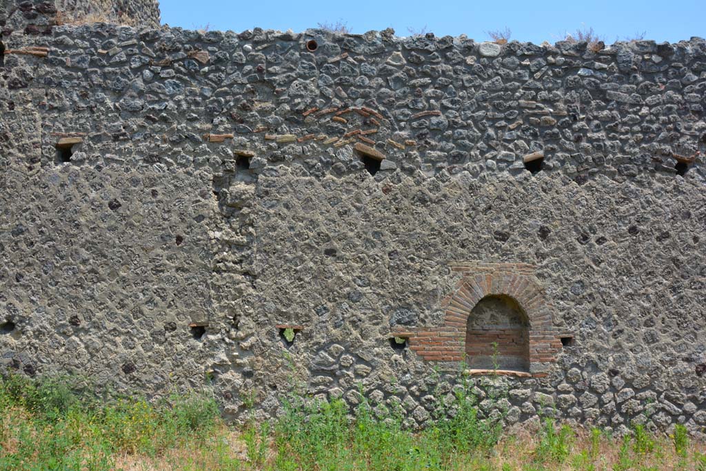 IX.5.6 Pompeii. May 2017. Room u, looking towards east wall of garden area with niche.  
Foto Christian Beck, ERC Grant 681269 DÉCOR.

