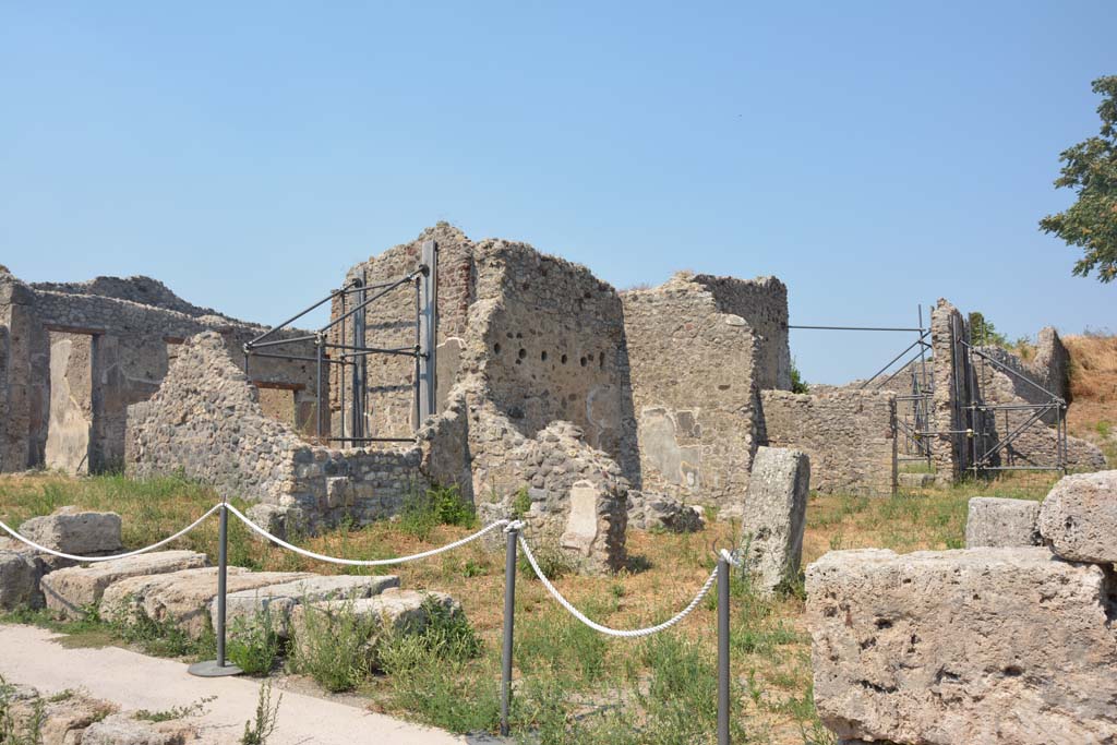 IX.6.4 Pompeii. July 2017. Looking north-east from entrance doorway.
Foto Annette Haug, ERC Grant 681269 DÉCOR.

