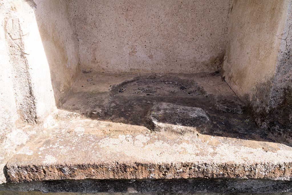 IX.7.20 Pompeii. April 2022. Detail of shelf from base of niche. Photo courtesy of Johannes Eber..