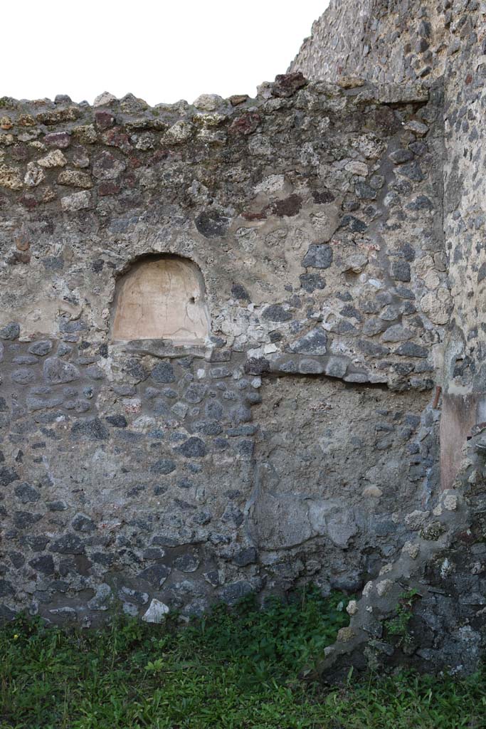 IX.8.1 Pompeii. December 2018. Niche on south wall of shop, at west end. Photo courtesy of Aude Durand.