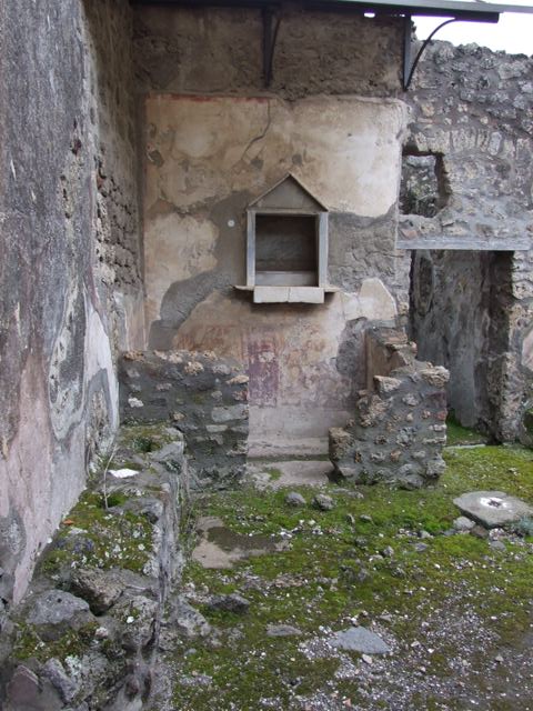 IX.8.6 Pompeii. March 2009. 
Room 23, lararium in south-east corner of room 22, atrium of servants’ quarters, with bench against east wall.


