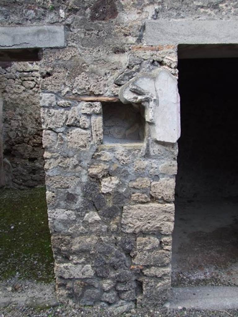 IX.9.c Pompeii.  March 2009.  Lararium Niche, with remains of Aedicula, on the north wall between two Cubicula.