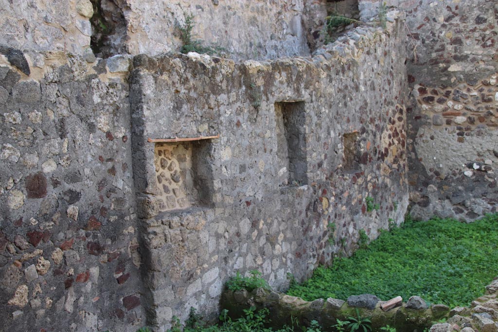 HGW25 Pompeii. Part of Villa of Diomedes. October 2023. South wall of room 7,6 with square niches. Photo courtesy of Klaus Heese.