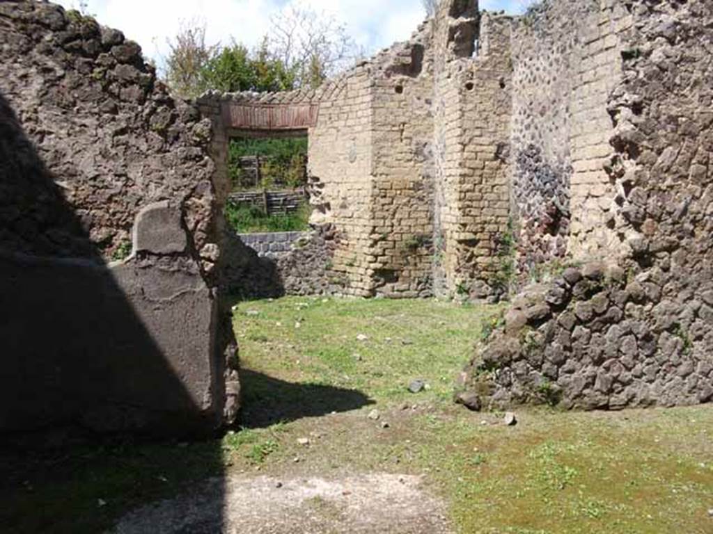 Villa of Mysteries, Pompeii. May 2010. Room 25, looking towards east side of apsidal hall, from room 26.
