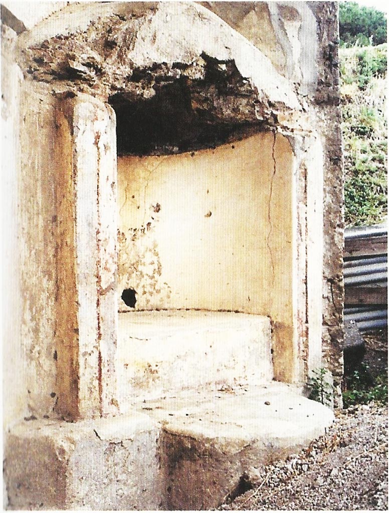 Stabiae, Secondo Complesso. Aedicula lararium niche in north-east corner of room at rear of room 13.
According to la Vega –
Portici 23 Settembre 1775.
In Stabia si e levato in frantumi il pavimento di musaico negri notato nel rapporto de 26 agosto, per mandare dentro de’ sacchi le pietre di musaico a Canart. Ho fatto mutare il lavoro di Stabia in altro sito, dove a Mastro Antonio ha parso piu proprio per fare de’ ritrovamenti da mandare al Museo………………. Non molto lontano da questo fu trovata in tempi addietro una stalla e le rote di un carro. Gli dissi nel passato rapporto che si lavorava nel cortile della solita casa; in questo s’era scoperta una nicchia che avendovi fatto per poco approfondare, vi si e trovato il piede d’una statua di marmo; e pero ho stimato, prima di abbondonare questo luogo, di ordinare che vi si faccia all’intorno qualche ricerca per ritrovare, se mai vi fosse, la corrispondente statua; lo che credo sia di sua approvazione….. la Vega (minuta).
Dal 18 di settembre al 31 di ottobre si scavo la sala o exedra notata col. No.19 nella Tav. V. – V. il Giornale di la Vega dal 1775 al 1778.

(Portici 23, September 1775.
In Stabia, the black floor noted in the report of 26th August was lifted in fragments, to send the mosaic stones in sacks to Canart. I have changed the work at Stabia to another site, where it seemed to Mastro Antonio to make precisely more finds to be sent to the Museum……………. Not far from this was found in former times, a stable and the wheels of a wagon. I told him in the past report, that we worked in the courtyard of the usual house; in this a niche had been discovered, which having been made to deepen it for a little bit, a foot of a marble statue was found, and therefore I have thought before abandoning this place, to order that some search be made around it to find, if at all, the corresponding statue; which I think will be to your approval…………… la Vega (minuta).
From the 18th September to the 31st October, the room or exedra noted as No.19 was excavated, as in Tav. V. – See the Journal of la Vega from 1775 to 1778.)
See Ruggiero M., 1881. Degli scavi di Stabia dal 1749 al 1782, Naples, (p.231).

