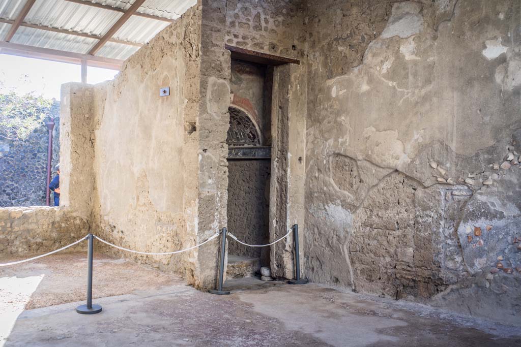 I.6.4 Pompeii. December 2021. Room 16, looking south-west across atrium towards sacellum. Photo courtesy of Johannes Eber.