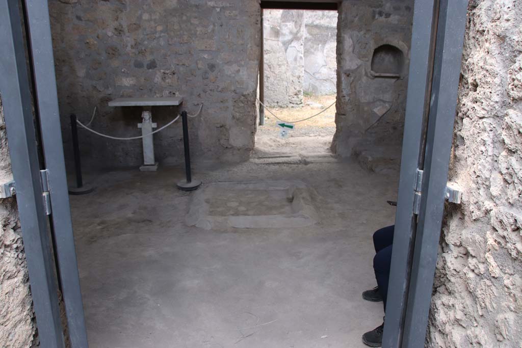 I.10.16 Pompeii. September 2021. Looking west across atrium from entrance corridor. Photo courtesy of Klaus Heese.