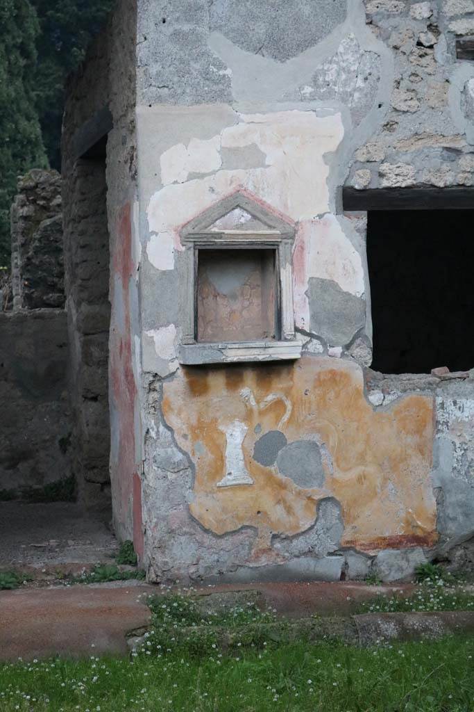 II.1.9 Pompeii. December 2018. 
Niche lararium, with stucco altar and stucco serpent. Photo courtesy of Aude Durand.
According to Giacobello, this is a pseudo-aedicula lararium.
See Giacobello, F., 2008. Larari Pompeiani: Iconografia e culto dei Lari in ambito domestico. Milano: LED Edizioni, (p.261, no.V23)

