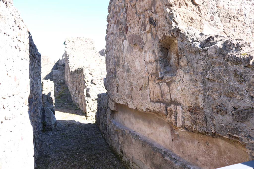 V.I.13 Pompeii. December 2018. South wall of corridor, with long recess and arched niche above. Photo courtesy of Aude Durand.

