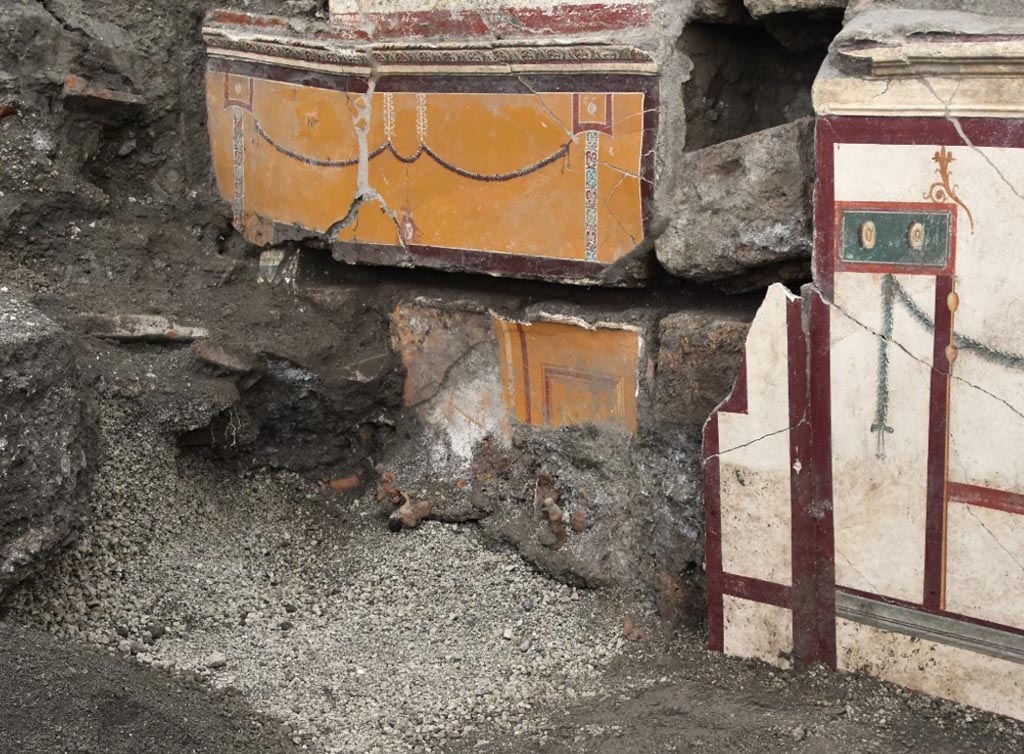 V.6.13 Pompeii. Amb. 42 (left) with niche in east wall with terracotta votive statuettes. Amb. 43 is on the right.
Amb. 42 (a sinistra) con nicchia nella parete est con statuette votive in terracotta. L'Amb. 43 si trova sulla destra.

