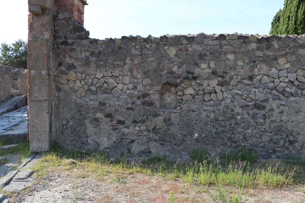 VI.1.14 Pompeii. December 2018. Arched niche in north wall. Photo courtesy of Aude Durand.
According to Boyce –
the walls of the niche (h.0.60, w.0.40, d.0.25, height above the floor 1.10) were coated with red stucco.
See Boyce G. K., 1937. Corpus of the Lararia of Pompeii. Rome: MAAR 14.  (p.42, no.137).

