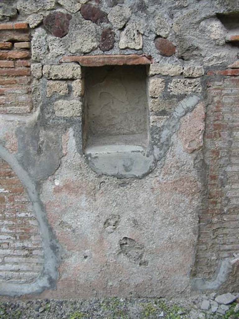 VI.3.20 Pompeii. December 2018. 
Niche in west wall of rear room. Photo courtesy of Aude Durand.
