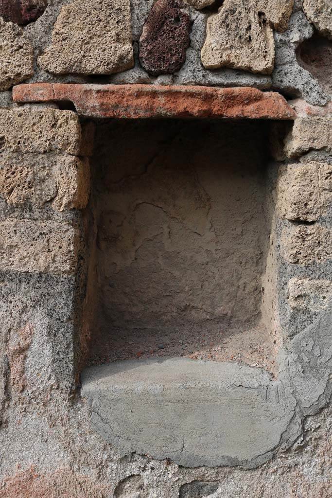 VI.3.20 Pompeii. December 2018. 
Detail of niche in west wall of rear room. Photo courtesy of Aude Durand.
