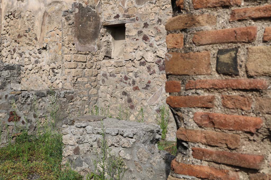 VI.3.24 Pompeii. December 2018. Niche in north wall. Photo courtesy of Aude Durand. 