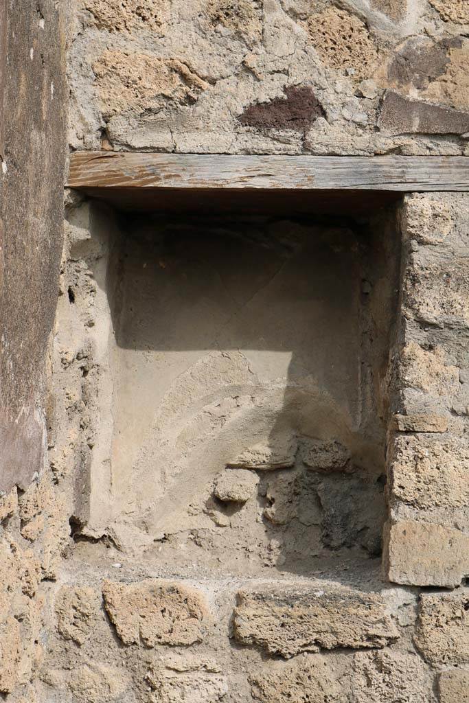 VI.3.24 Pompeii. December 2018. Detail of niche in north wall. Photo courtesy of Aude Durand. 