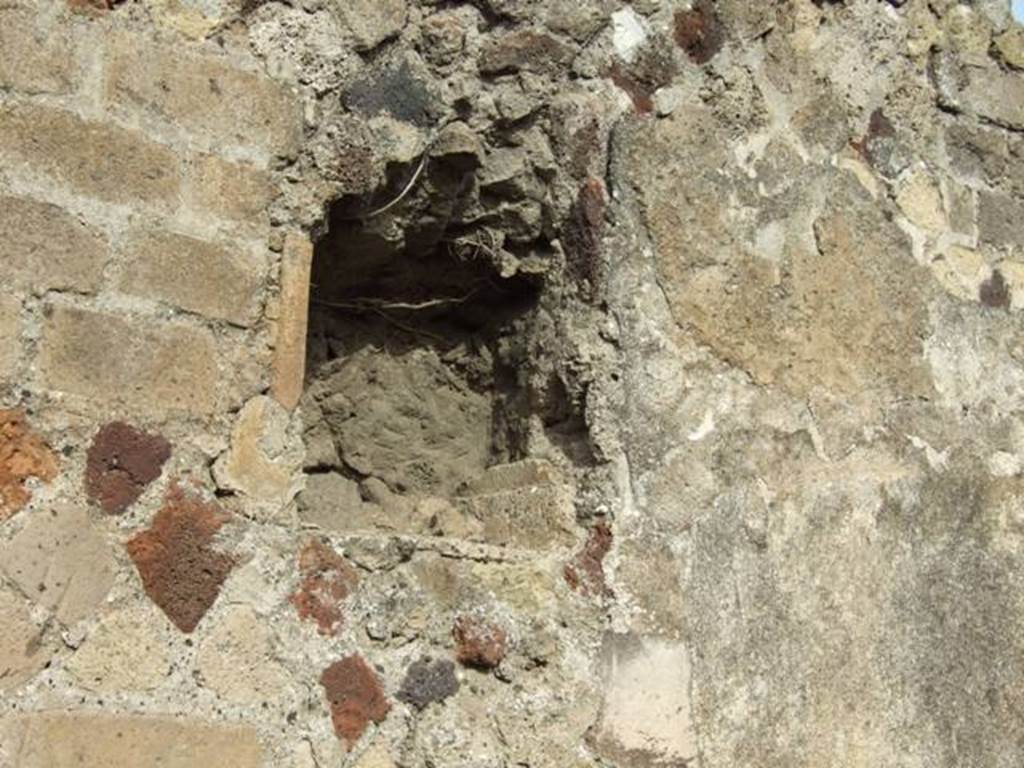 VI.5.5 Pompeii. December 2018. Detail of niche in east wall of atrium. Photo courtesy of Aude Durand.