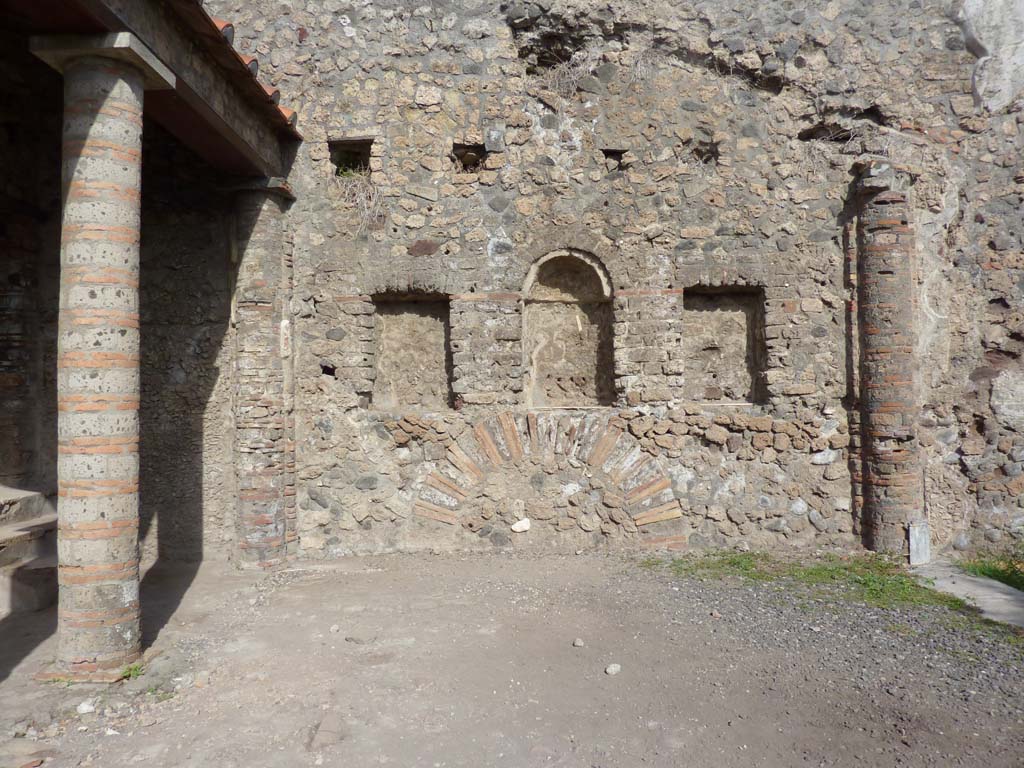 VI.7.23 Pompeii. October 2014. Looking north to niches on wall behind the site of the summer triclinium.
Foto Annette Haug, ERC Grant 681269 DÉCOR.
