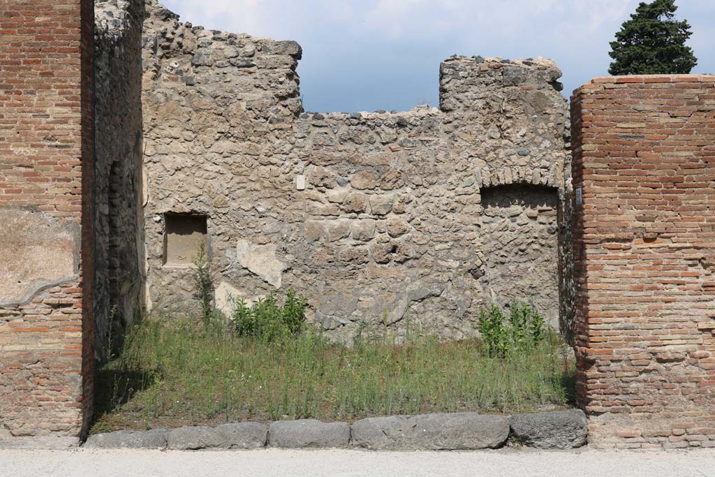 VI.10.13 Pompeii. December 2018. Looking north to shop entrance. Photo courtesy of Aude Durand.