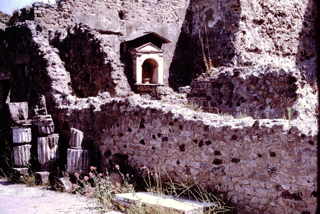 VI.12.2 Pompeii. 1964. 
Looking north-east from middle garden across corridor, to north wall of kitchen with its arched niche lararium. Photo by Stanley A. Jashemski.
Source: The Wilhelmina and Stanley A. Jashemski archive in the University of Maryland Library, Special Collections (See collection page) and made available under the Creative Commons Attribution-Non-Commercial License v.4. See Licence and use details.
J64f1083
