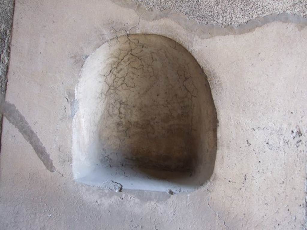 VI.15.9 Pompeii. March 2009. Niche on north wall of entrance corridor.
According to Boyce, in the north wall of the fauces is a shallow arched niche (h.0.50, w.0.45, d.0.18, h. above floor 1.27).
Its inside walls are coated with whitish unpainted stucco.
See Boyce G. K., 1937. Corpus of the Lararia of Pompeii. Rome: MAAR 14. (p.55, no.216) 
According to Giacobello, to the right of the niche was graffiti –
QUIS QUIS AMAT PEREAT    [CIL IV 4659]
See Giacobello, F., 2008. Larari Pompeiani: Iconografia e culto dei Lari in ambito domestico. Milano: LED Edizioni, (p.231, no.F6)
