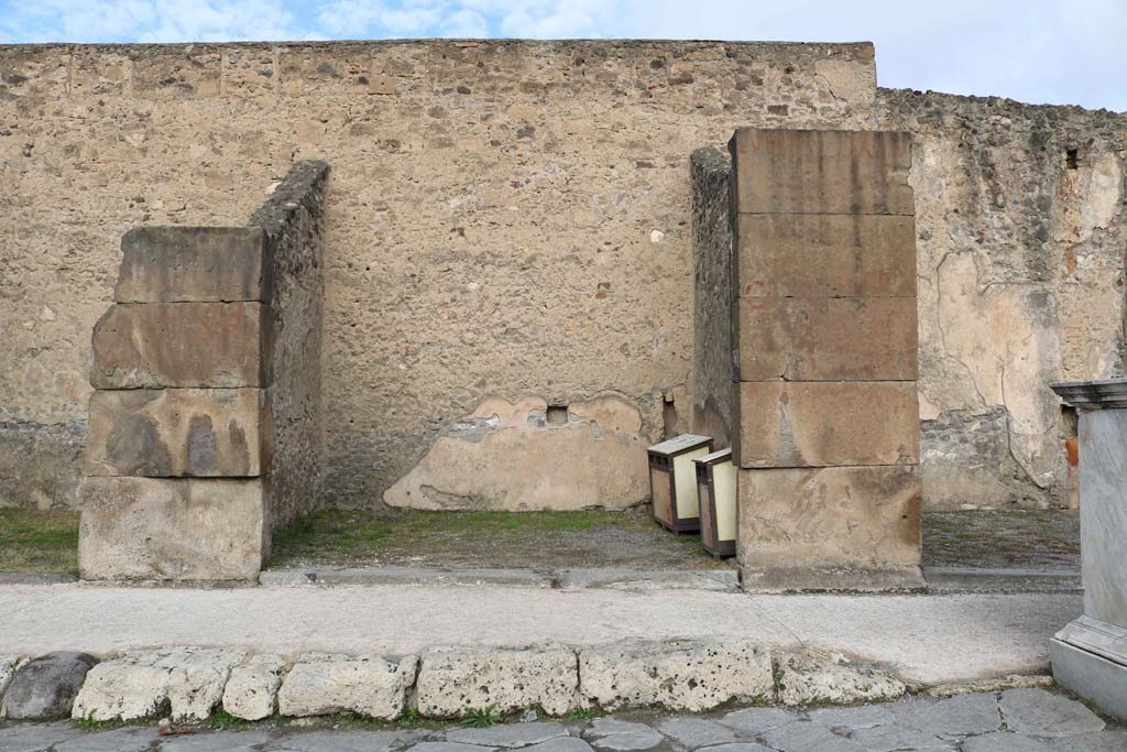 VII.1.11, Pompeii, in centre. December 2018. Looking north from Via dell’Abbondanza. Photo courtesy of Aude Durand.