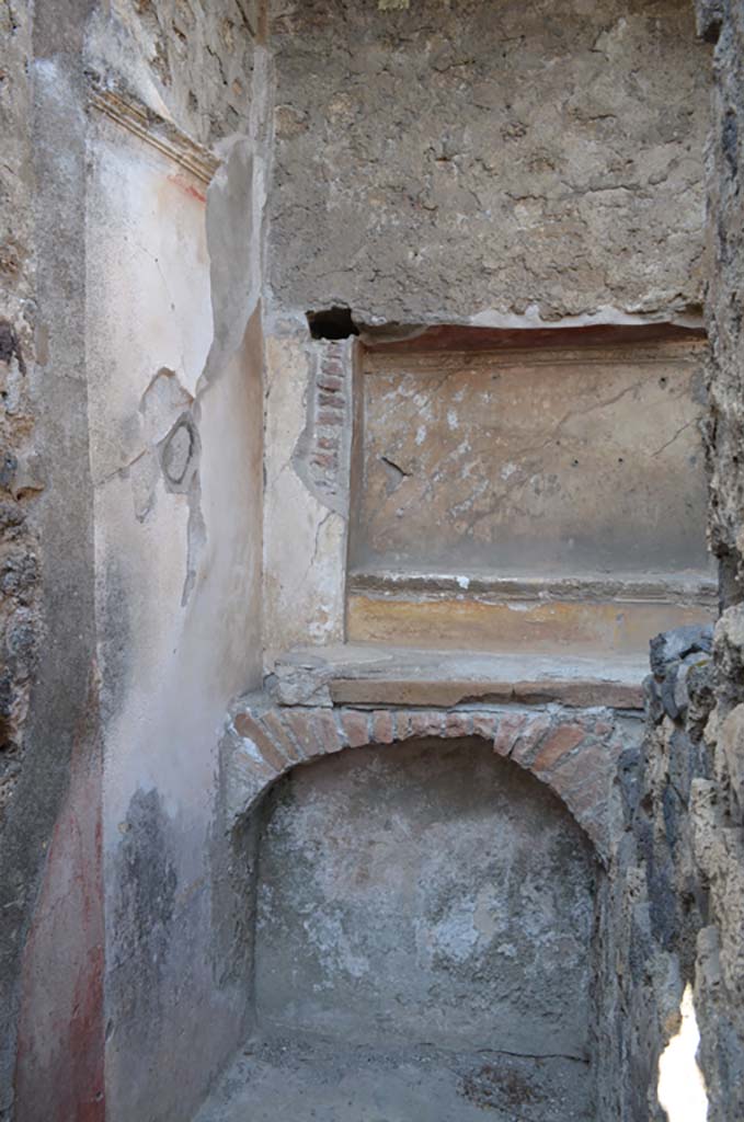 VII.4.31/51 Pompeii. September 2019. Room 39, niches on west wall.
Foto Annette Haug, ERC Grant 681269 DÉCOR.
