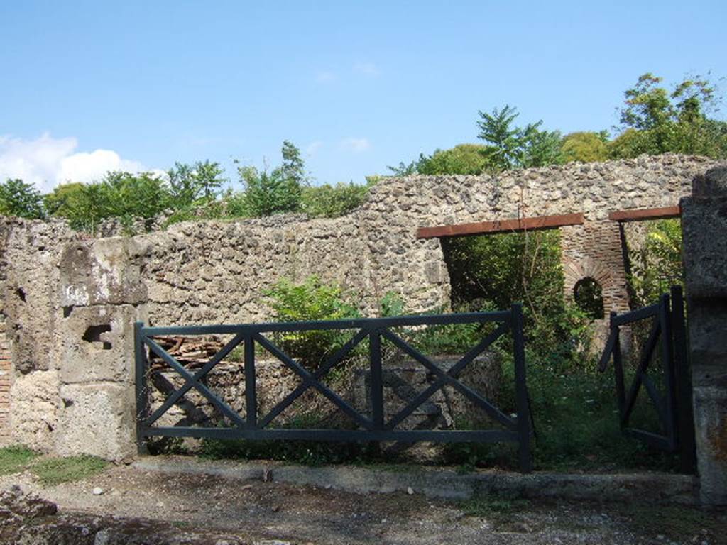 I.1.2 Pompeii. September 2005.  Looking east from Via Stabia, towards entrance.
On the left can be seen the remains of the podium or sales counter, that used to contain 3 clay urns.


