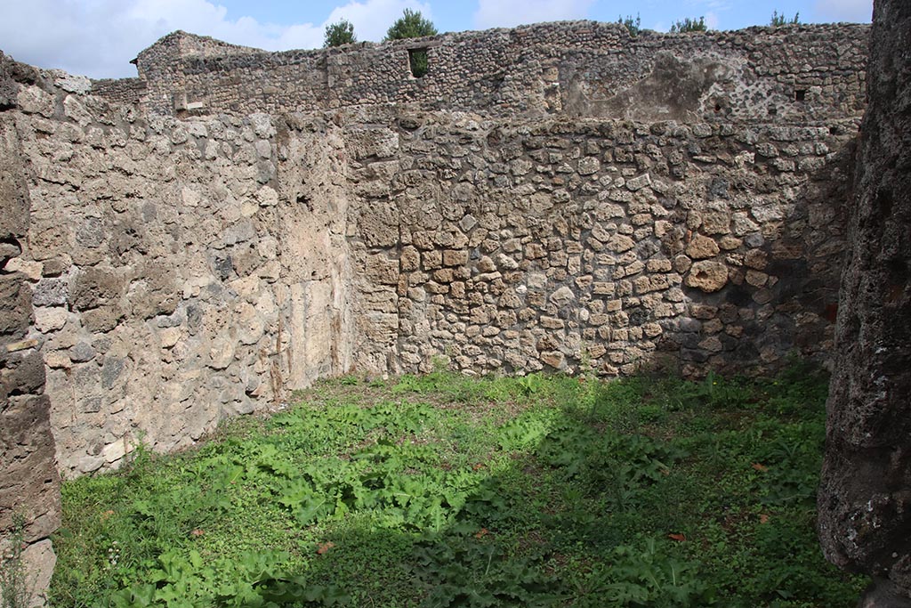 I.1.5 Pompeii. October 2024. Looking through doorway from shop-room into rear room. Photo courtesy of Klaus Heese.