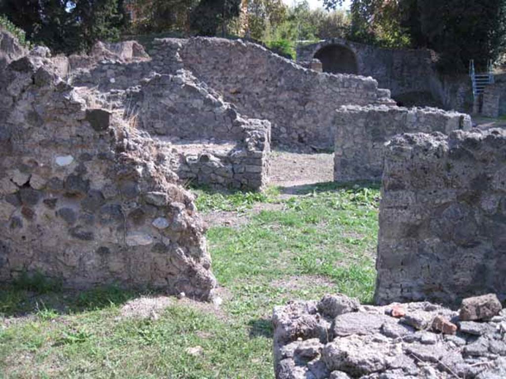 I.1.9 Pompeii. September 2010. Doorway in south wall of bar-room, leading to I.1.8. Looking south. Photo courtesy of Drew Baker.
