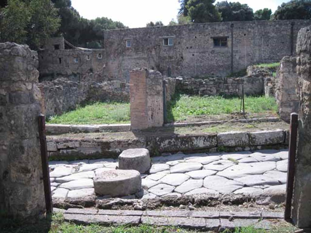 I.2.2 Pompeii. September 2010. Entrance doorway, looking west onto Via Stabiana. Photo courtesy of Drew Baker.
