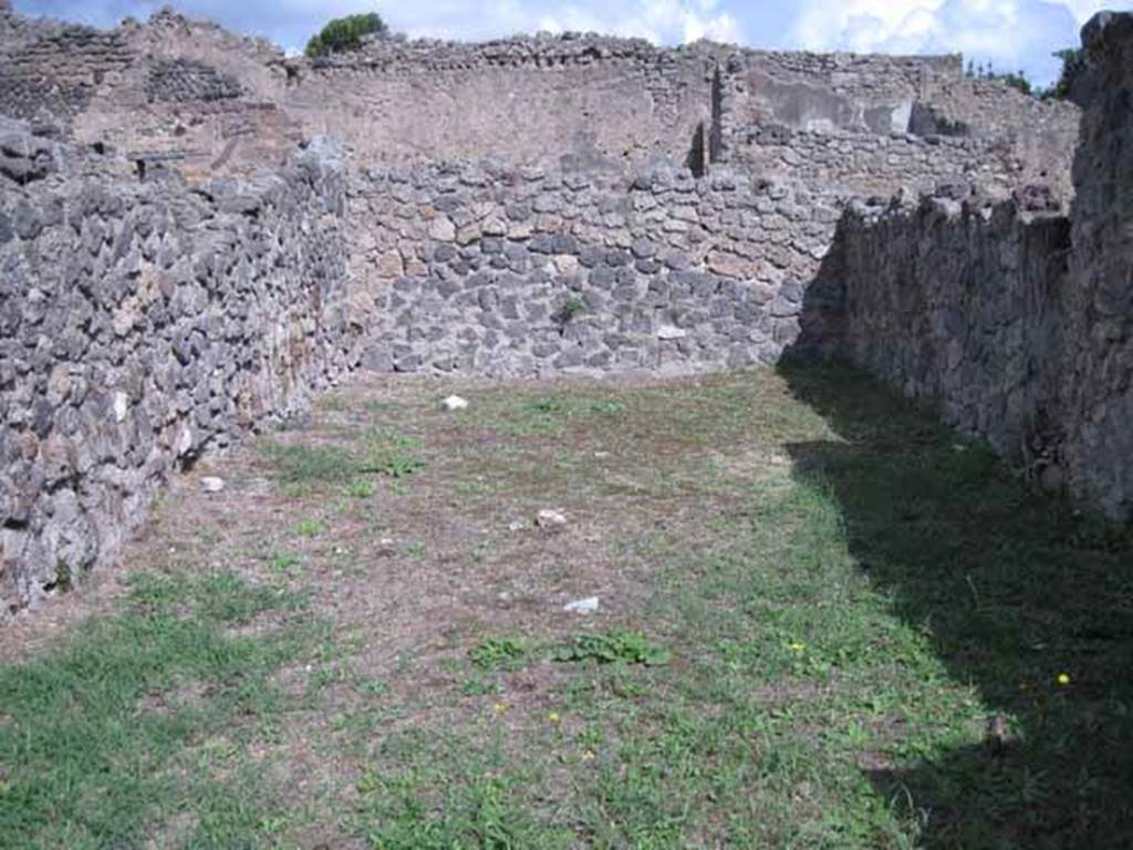 1.2.5 Pompeii. September 2010. Looking east across shop, from entrance. Photo courtesy of Drew Baker.