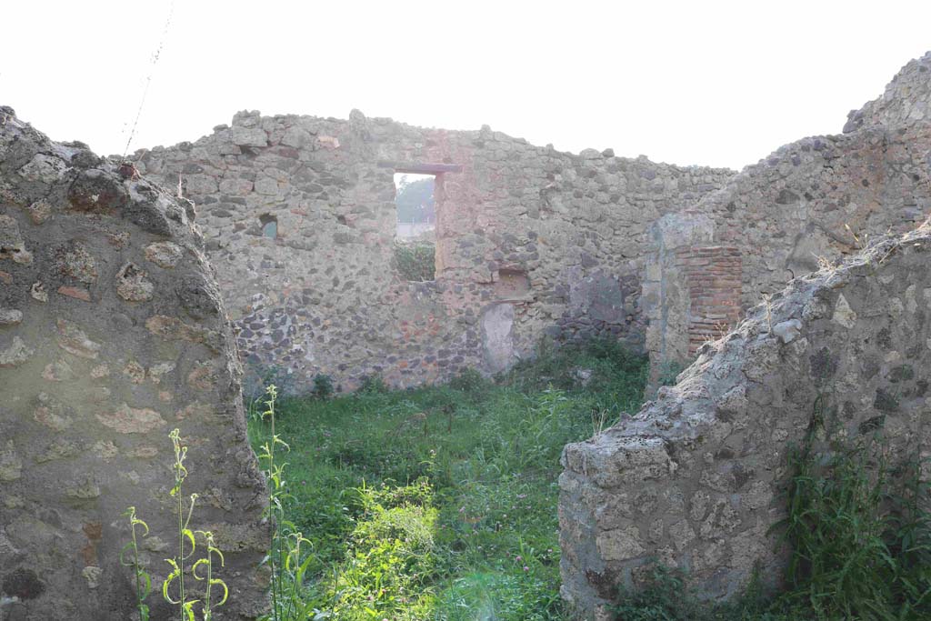 I.2.22 Pompeii. September 2018. Looking west through doorway from room 1, to room 5, open garden area. Photo courtesy of Aude Durand.