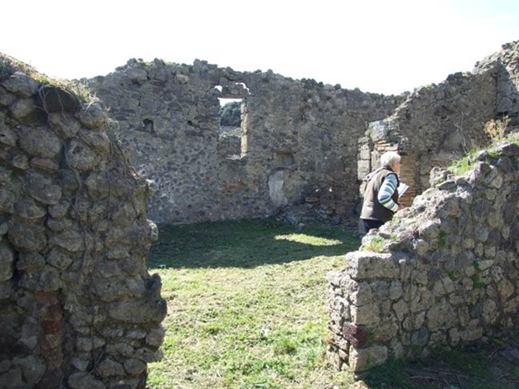 I.2.22 Pompeii. March 2009. Doorway from room 1, to room 5, open garden area.
According to Warscher, quoting Fiorelli in Descrizione (p.46), she described  Una seconda area, scoperta nel mezzo, e protetta in due lati con tettoia sostenuta da pilastro, tiene intorno a se una grande apotheca ed un piccolo dormitorio, con avanzi di mura appartenete a pi vetuste costruzioni.
See Pappalardo, U., 2001. La Descrizione di Pompei per Giuseppe Fiorelli (1875). Napoli: Massa Editore. (p.37)
See Warscher T., 1935. Codex Topographicus Pompeianus: Regio I.2. Rome:DAIR, whose copyright it remains.
(translation: "A second area, uncovered in the middle, and protected on both sides with roof supported by pillars, internally containing a large storeroom and a small dormitory, with leftover walls belonging to much older buildings.)
