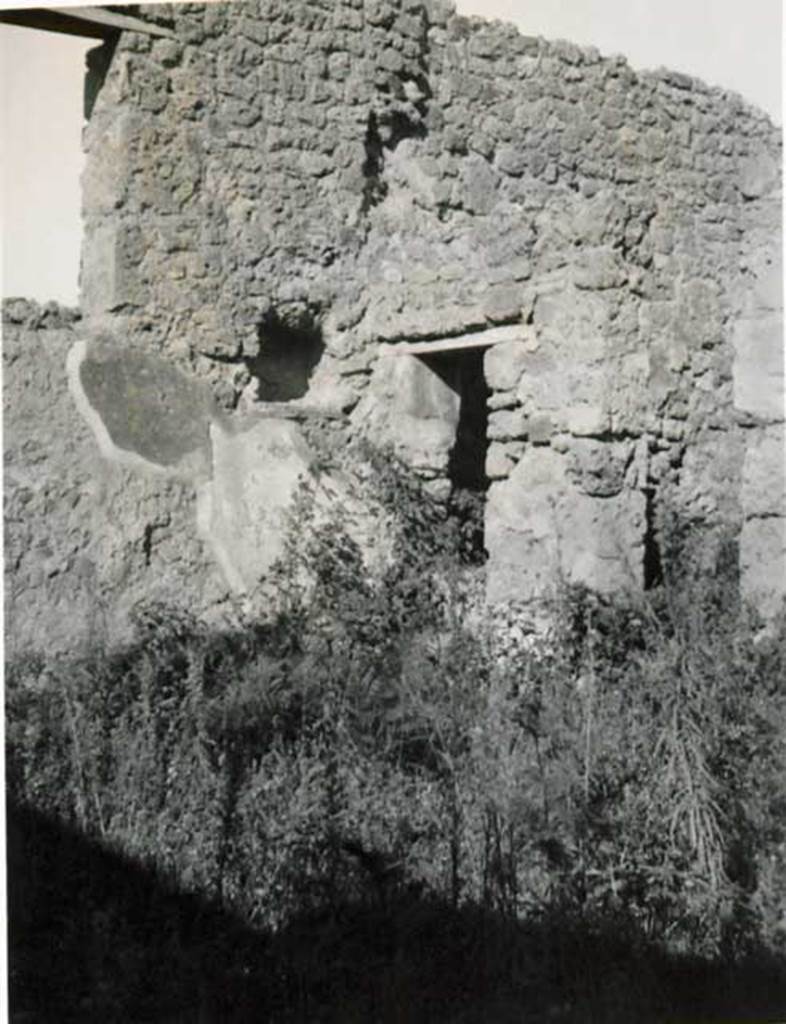 I.2.22 Pompeii. 1935 photograph taken by Tatiana Warscher. Looking towards north-west corner of open area, with window overlooking I.2.24, in the west wall.
According to Warscher, Una grande finestra nel muro ovest illuminava la stanza L della casa I.2.24.  
See Warscher T., 1935. Codex Topographicus Pompeianus: Regio I.2. (no.39), Rome: DAIR, whose copyright it remains.  (translation: A large window in the west wall lit the room L of house I.2.24).
