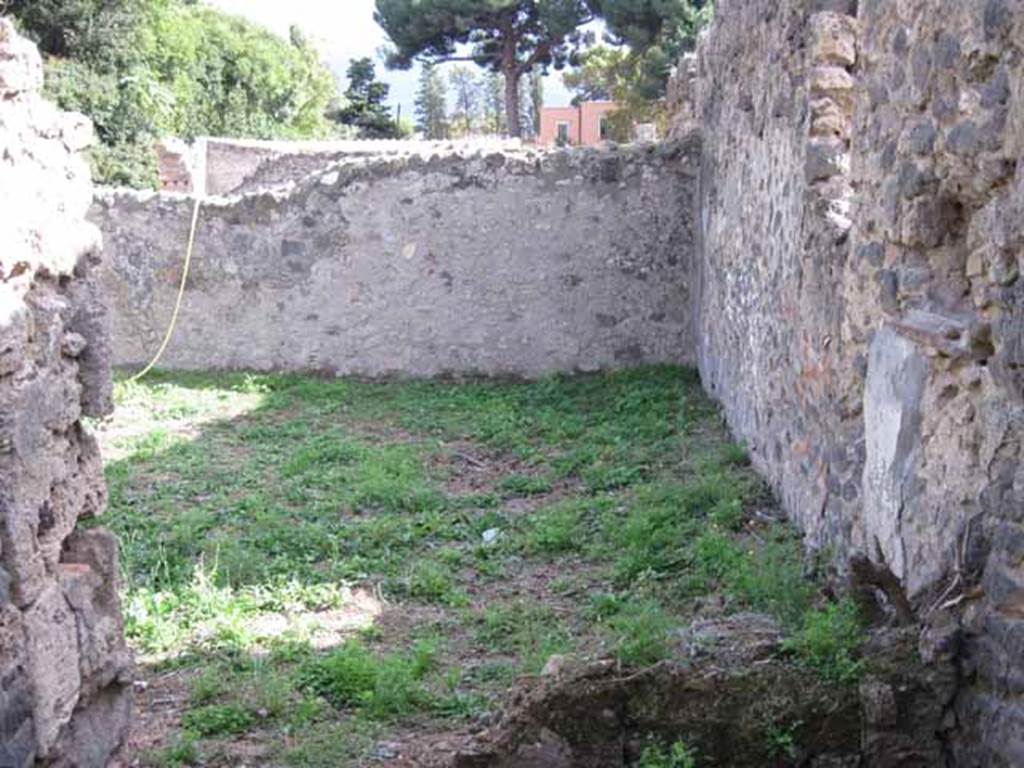 I.2.22 Pompeii. September 2010. Room 7, looking south across west end of garden area. Photo courtesy of Drew Baker.
